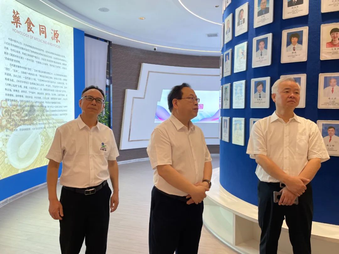湖南省中醫(yī)藥研究院葛金文院長(zhǎng)和邵陽(yáng)市各級(jí)領(lǐng)導(dǎo)專(zhuān)家蒞臨天香生物產(chǎn)業(yè)園考察指導(dǎo)