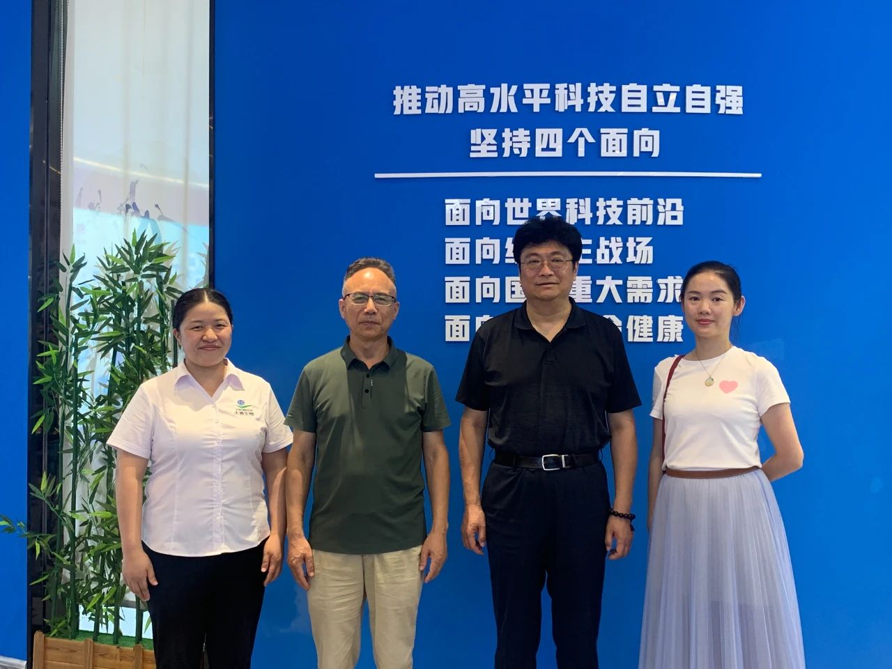 中國旅游協(xié)會旅游商品與裝備分會陳斌秘書長來邵考察旅游商品企業(yè)