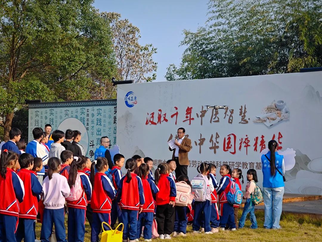 雙清區(qū)“愛心護(hù)航，助夢(mèng)成長(zhǎng)”